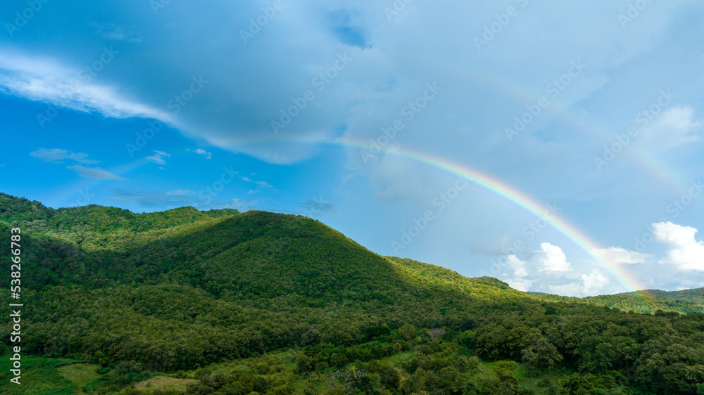 山上天空中的彩虹，在大自然中飞行的全景，雨中的彩虹，鸟瞰图