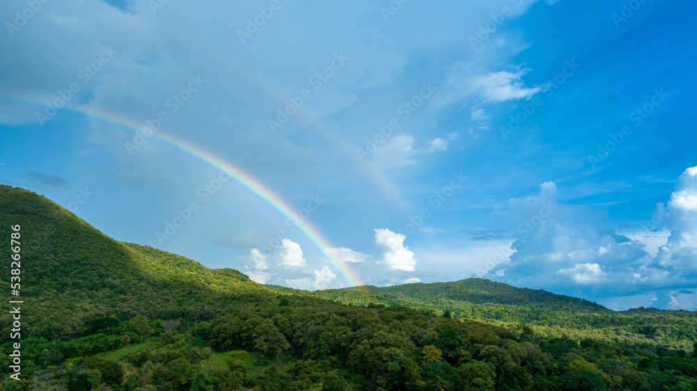 山上天空中的彩虹，在大自然中飞行的全景，雨中的彩虹，鸟瞰图