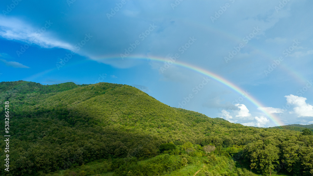 山上天空中的彩虹，在大自然中飞行的全景，雨中的彩虹，鸟瞰图