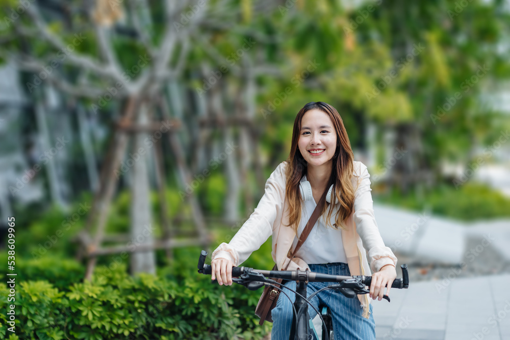 美丽的亚洲女人用手机耳机听最喜欢的音乐，幸福放松