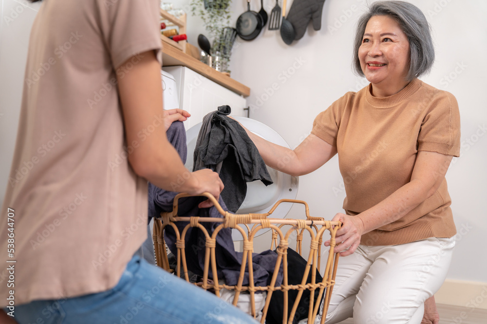 年，女儿和母亲在洗衣机附近一起完成家务