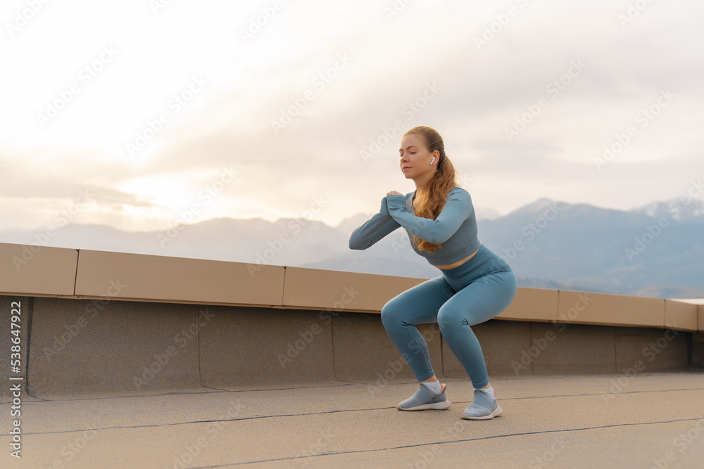 年轻的女运动员正在热身