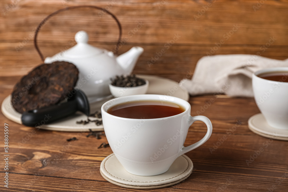 木背景的一杯普洱茶，特写