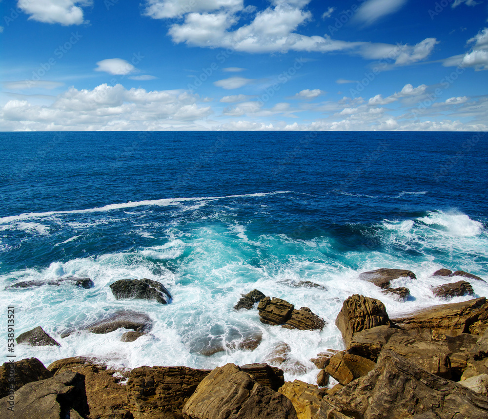 海浪冲击岩石