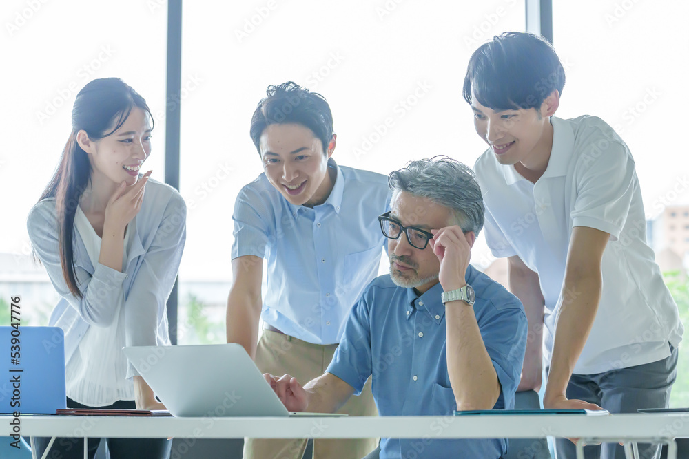 パソコンに注目するビジネスパーソン