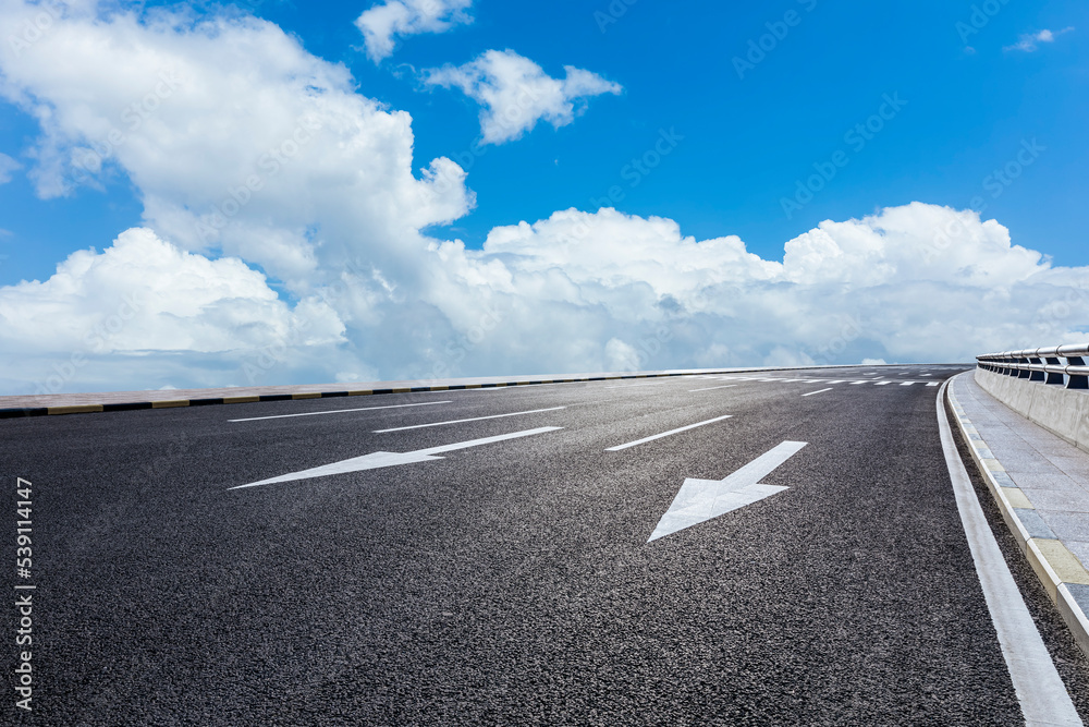 蓝天下的沥青路和天空云。道路和天空背景。