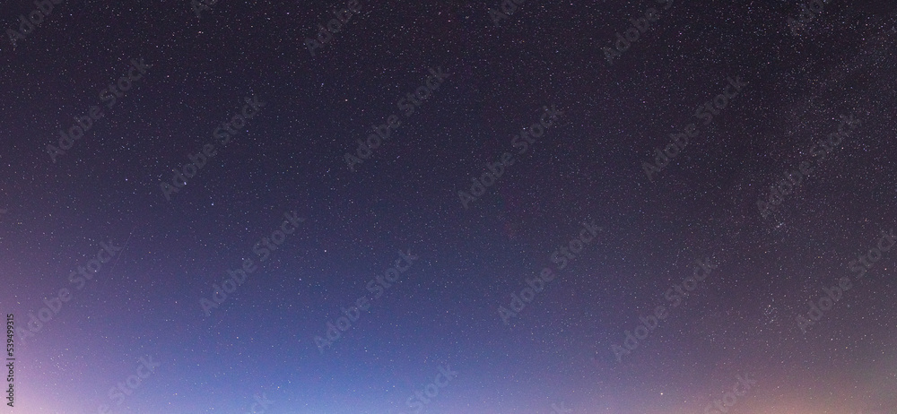 夜空中闪烁着星星。夜空背景。全景，全景。