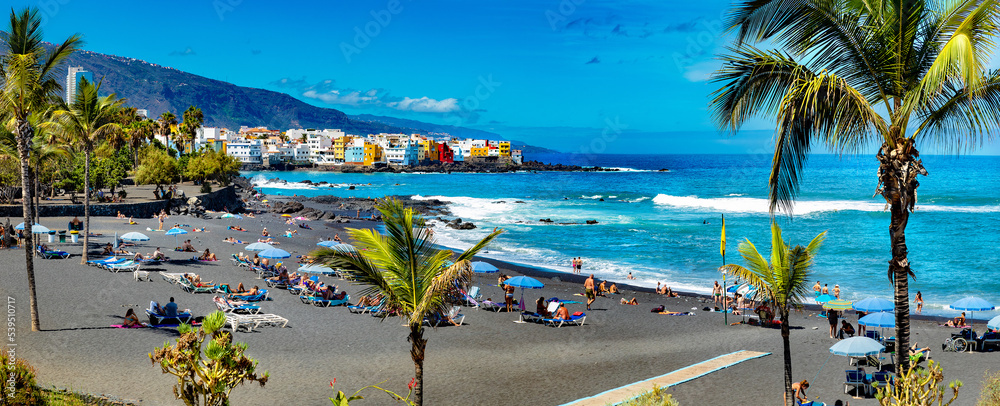 Lugares de interés y turismo en las Islas Canarias. Playas de España. Puesta de sol panorama Puerto 