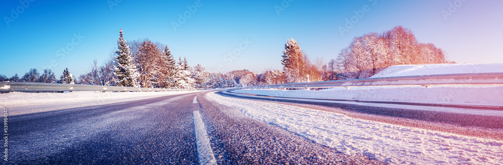 冬季雪路全景