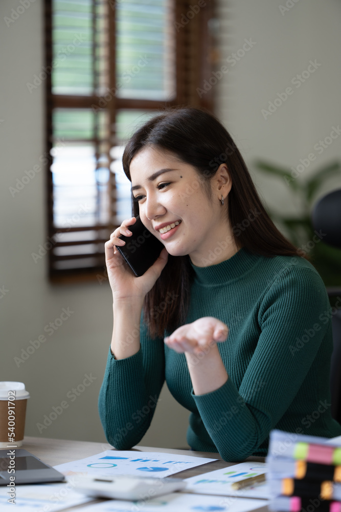 靠着窗户的成功商业女性肖像。