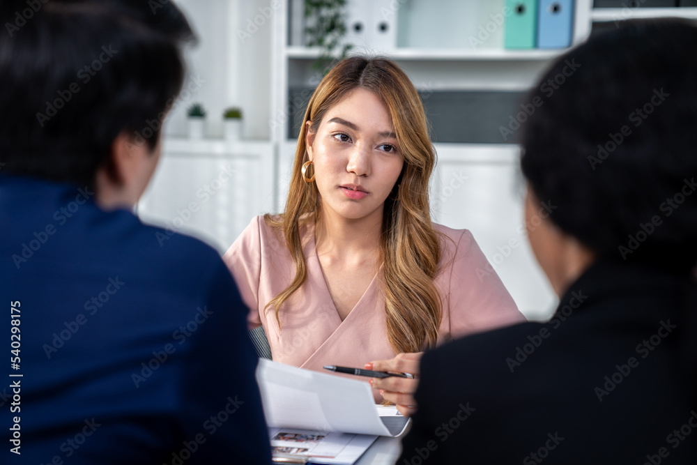 一位年轻的亚洲女性候选人试图通过自己的能力给面试官留下深刻印象。国际合作