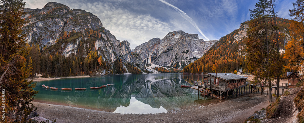 Braies湖，意大利-苏特意大利白云石中Braies湖（Lago di Braies）全景