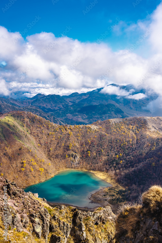 日光白根山から見える紅葉した山の風景