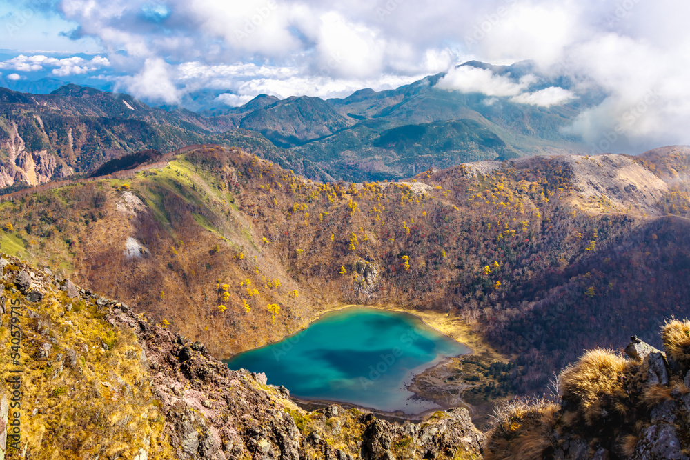 日光白根山から見える紅葉した山の風景