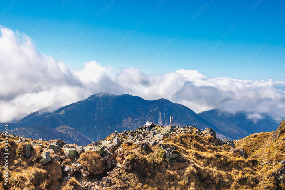 日光白根山から見える紅葉した山の風景