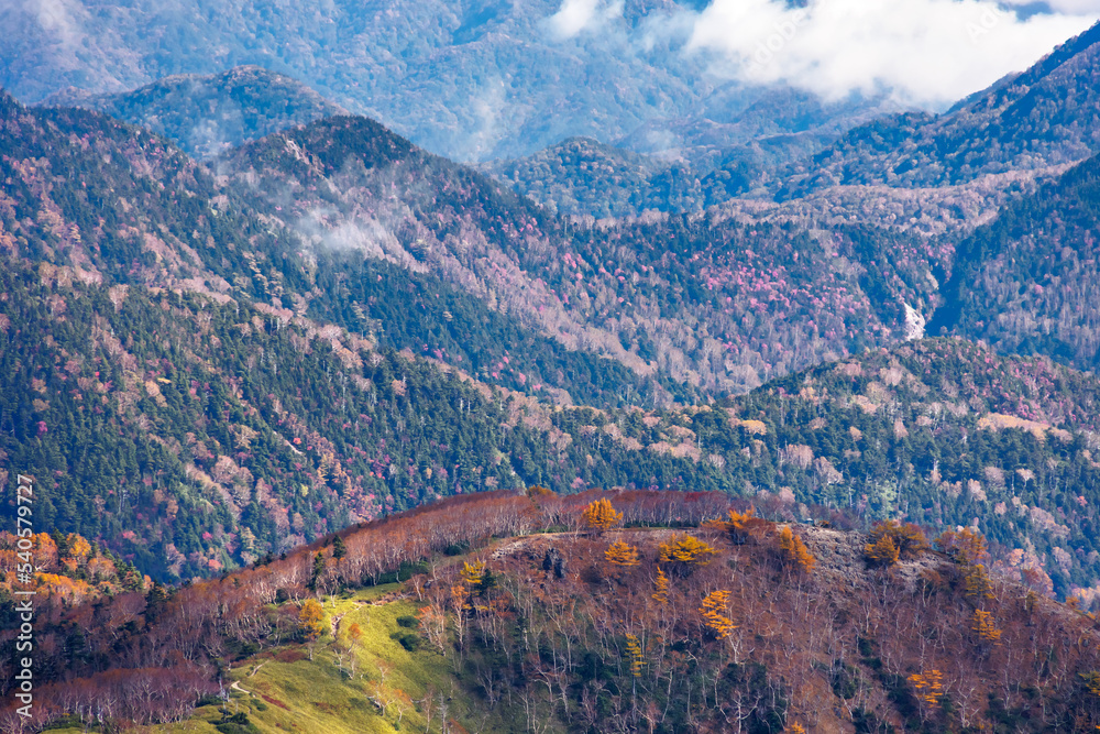 日光白根山から見える紅葉した山の風景