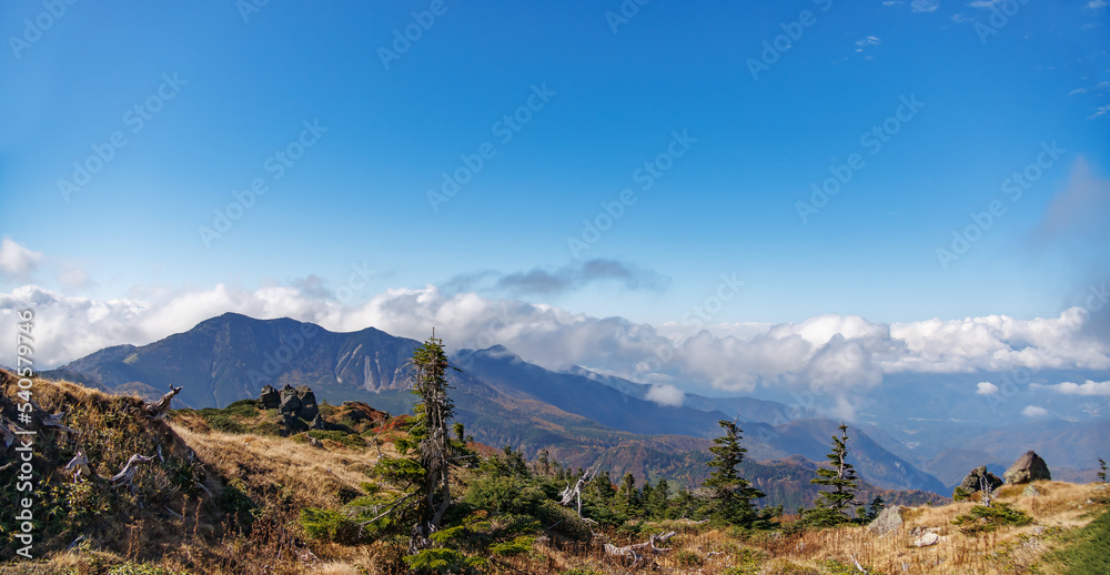 日光白根山から見える紅葉した山の風景