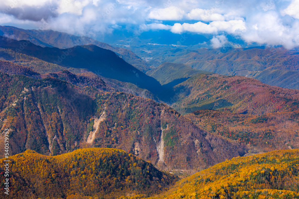 日光白根山から見える紅葉した山の風景