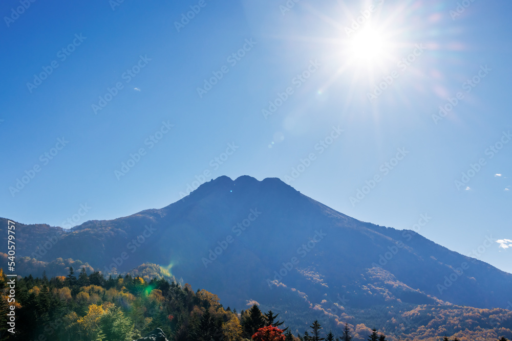 日光白根山周辺の紅葉した山の景色