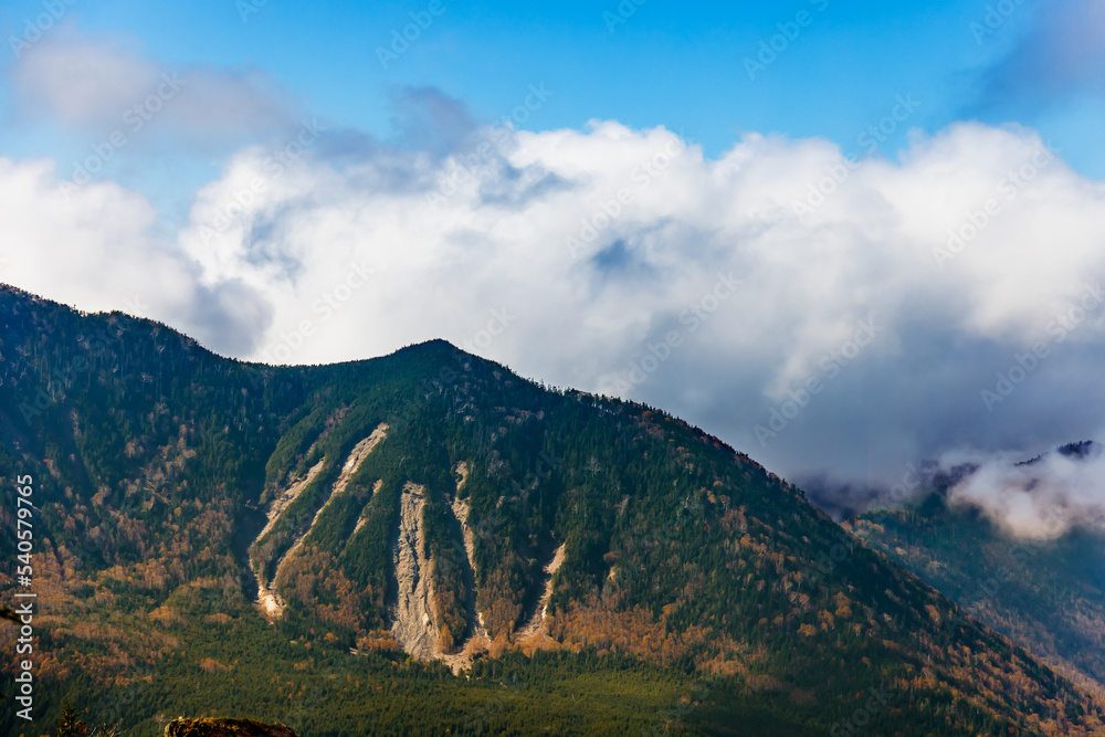 日光白根山から見える紅葉した山の風景