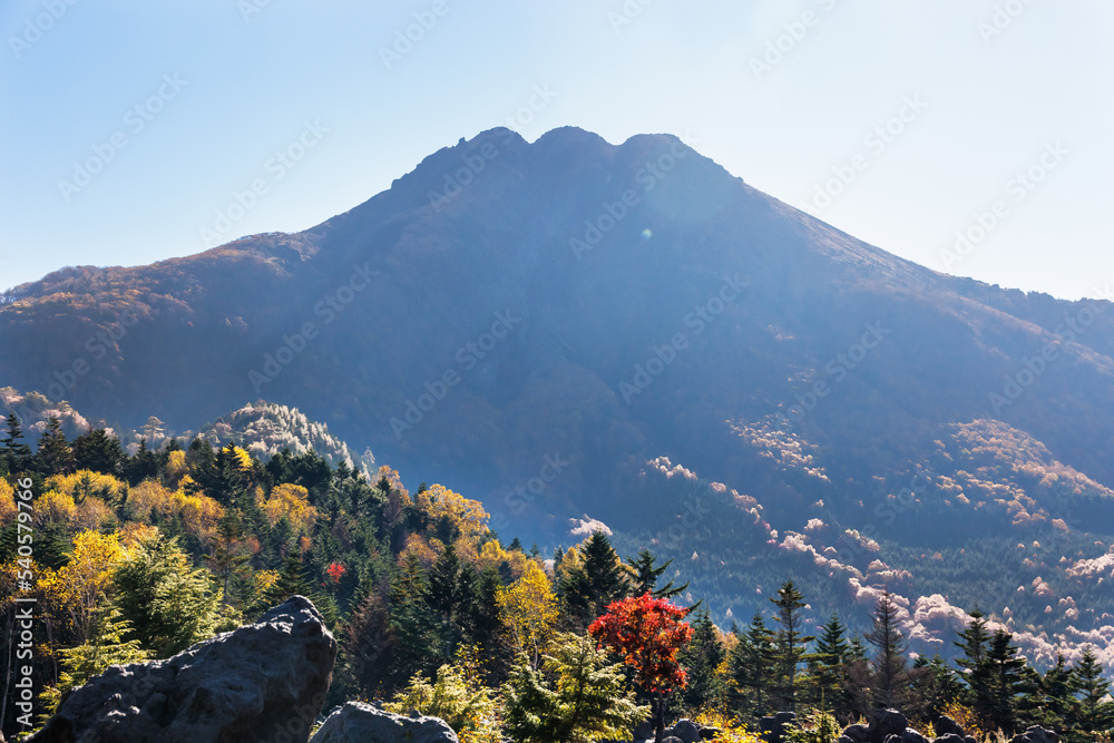 日光白根山周辺の紅葉した山の景色