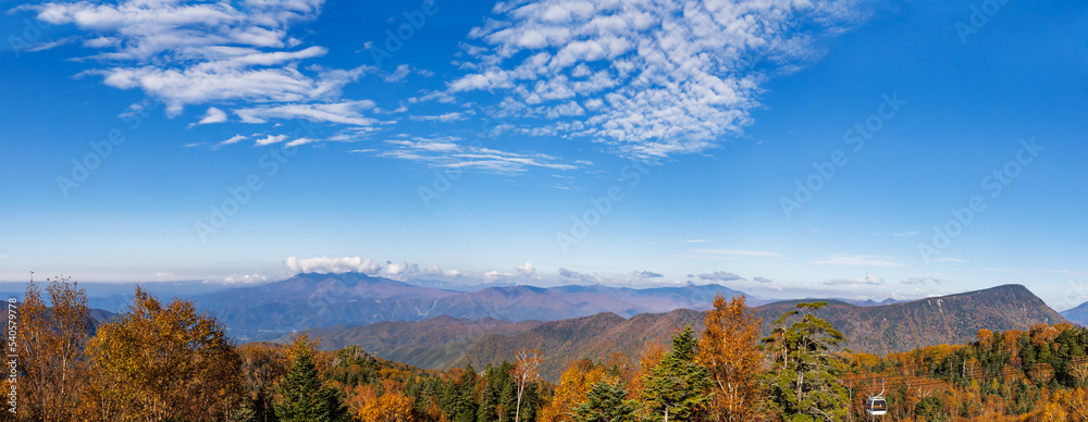 日光白根山周辺の紅葉した山の景色