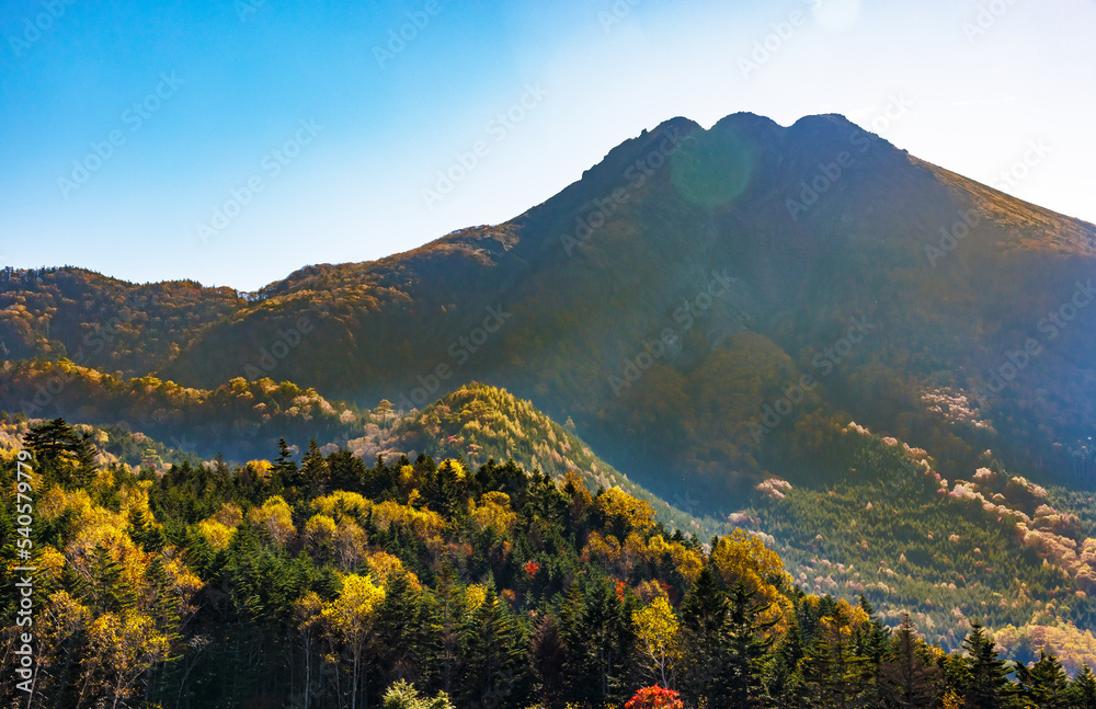 日光白根山周辺の紅葉した山の景色