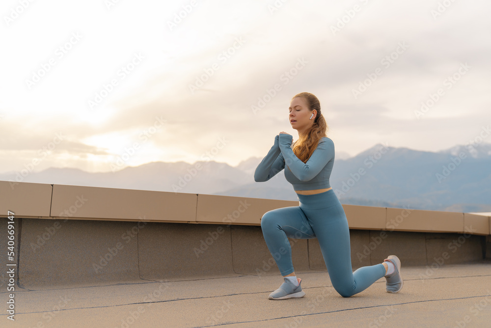 年轻的女运动员正在热身