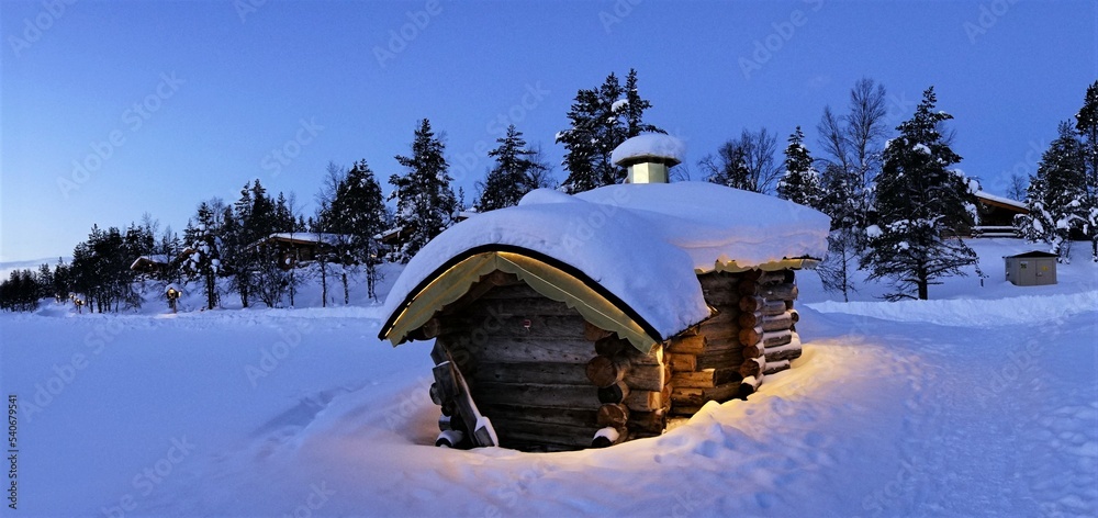 蓝色星空下的圣诞老人村。白雪覆盖的冬天。罗瓦尼的圣诞老人村庄