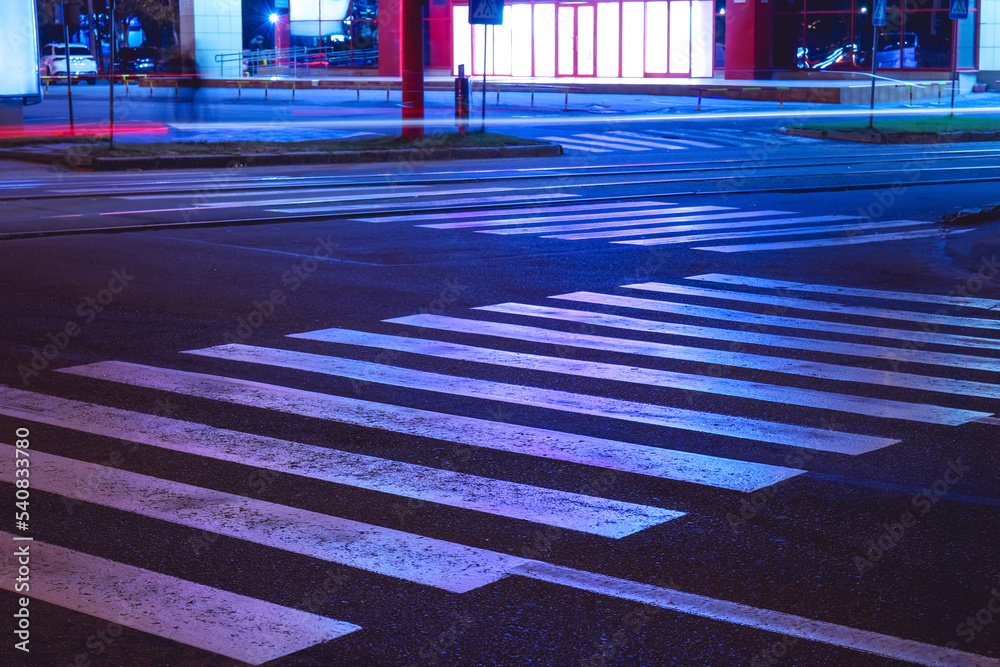 夜晚城市斑马线景观