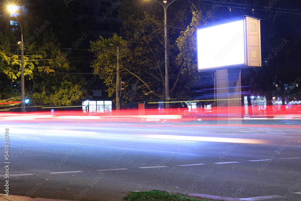 夜晚城市道路景观，路灯和广告牌