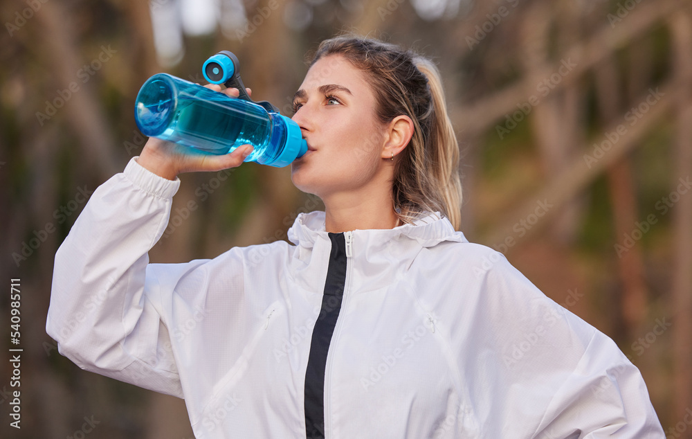 健身、健康和跑步女性，带水瓶在大自然中进行有氧运动时进行水合休息。Trai