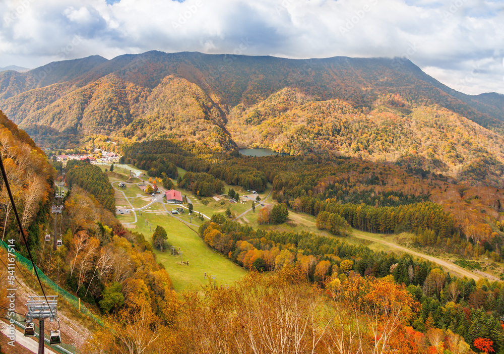 日光白根山から見える紅葉した山の風景