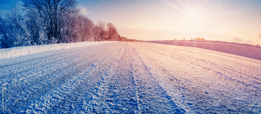 天然公园白雪皑皑的脏路近景