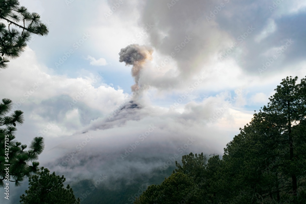 危地马拉富埃戈火山爆发，烟尘