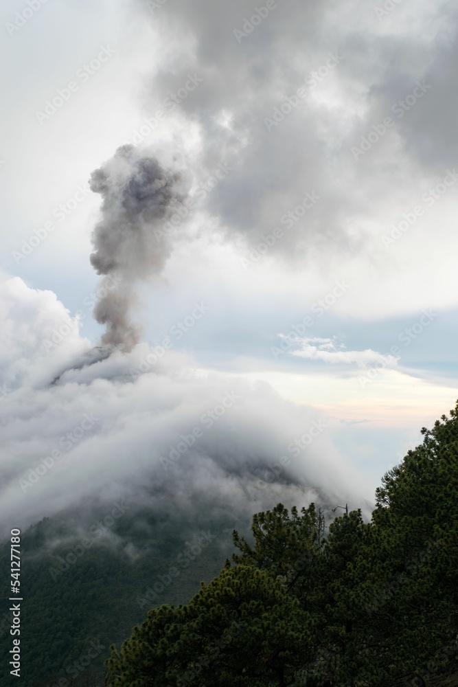 危地马拉Fuego火山爆发，烟尘，垂直