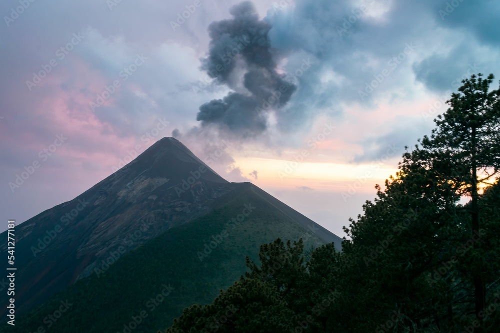 危地马拉富埃戈火山爆发，烟尘