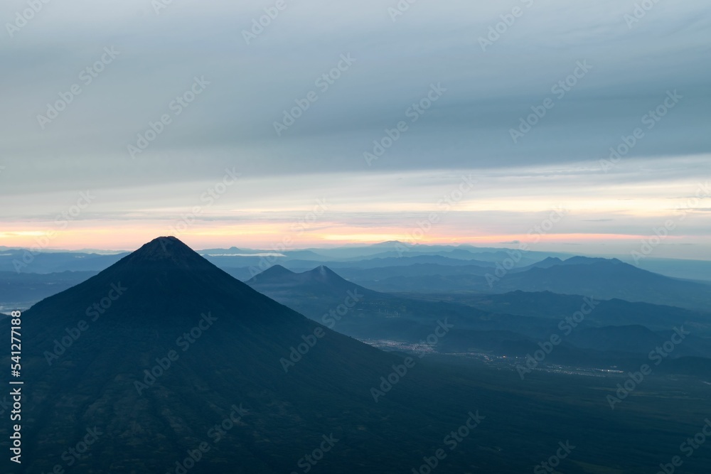 来自危地马拉安提瓜阿卡特南戈火山的山脉和阿瓜火山的日出