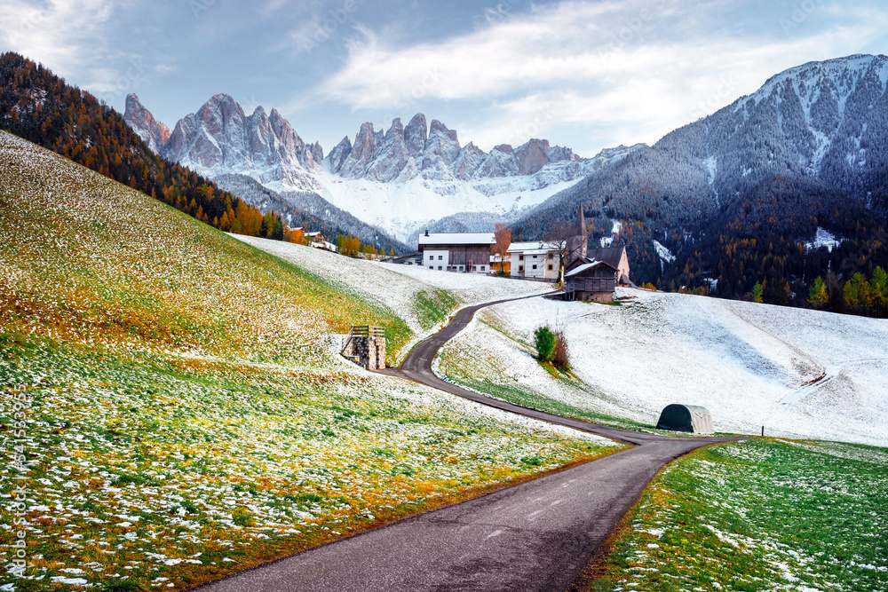 著名的Santa Magdalena山村，在多洛米蒂的秋天有教堂Chiesa di Santa Maddalena