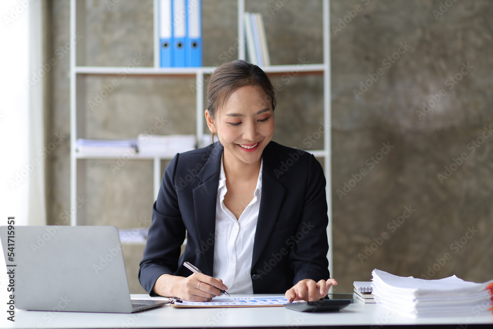 从事笔记本电脑和财务文件工作的商业女性，办公室的女会计师分析t