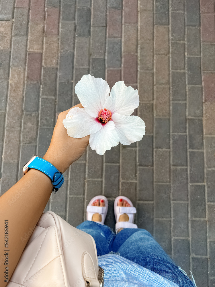 户外有美丽花朵的女人，特写