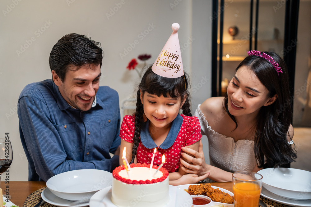 多民族大家庭为年幼的女儿举办生日派对。