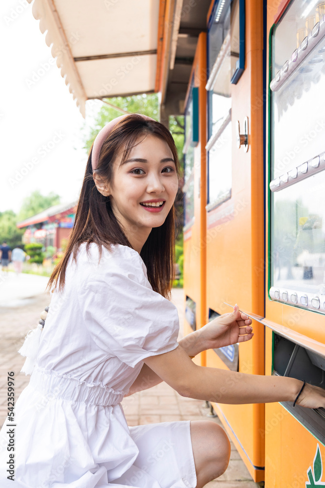 自动售货机旁的亚洲女孩