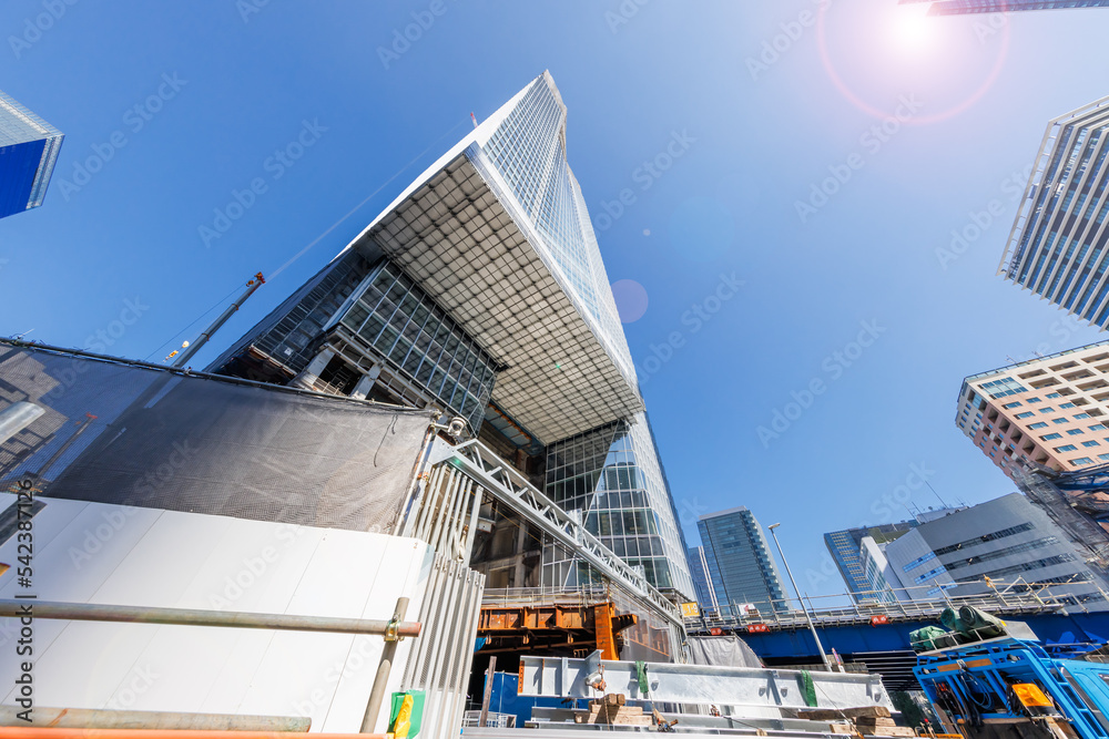 朝日を浴びる巨大なビルの建設現場