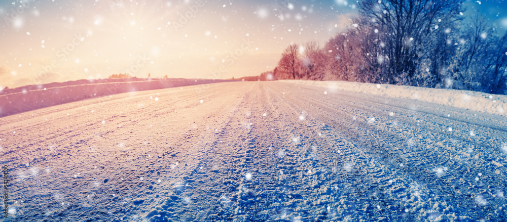 自然公园暴风雪中积雪肮脏道路的特写