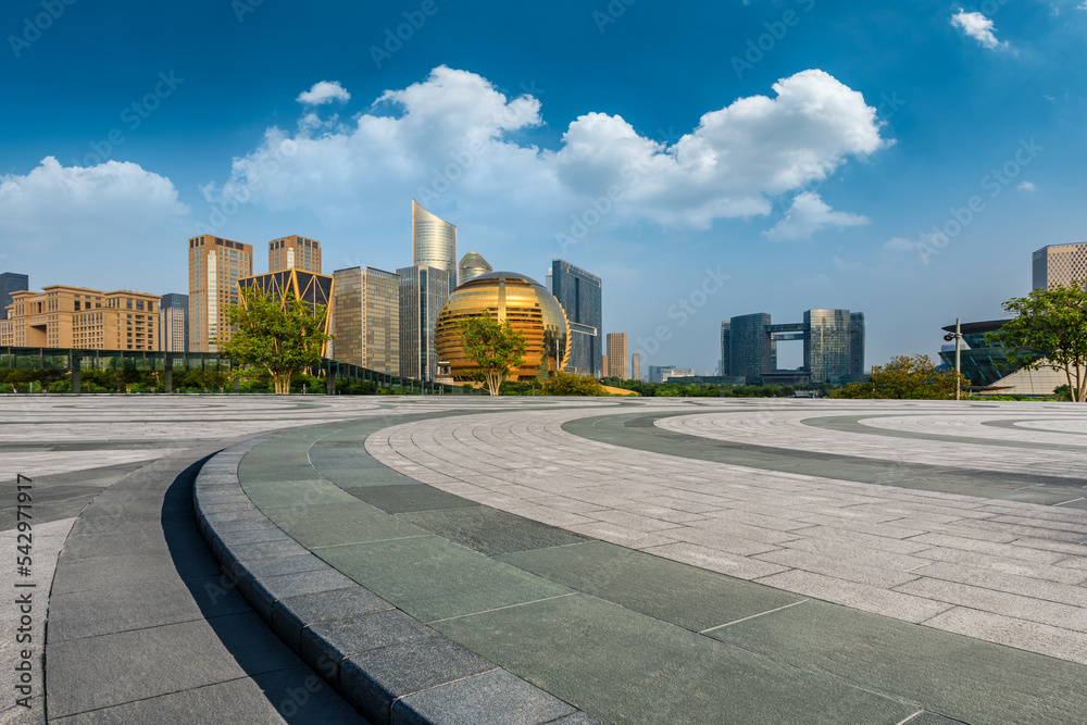 中国杭州，空荡荡的楼层和现代建筑的城市天际线。