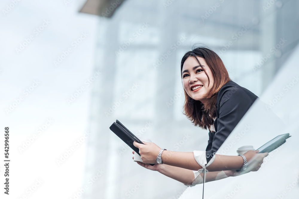 年轻的亚洲女商人在打电话和使用平板电脑。美女乘客有手机卡