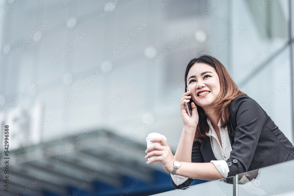 年轻的亚洲女商人在打电话和使用平板电脑。美女乘客有手机卡