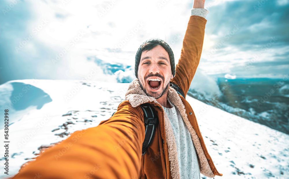 英俊男子在冬季雪山上自拍-年轻徒步旅行者在白色森林中行走-S