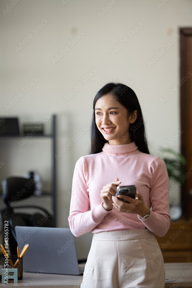 幸福企业家美丽的商业亚洲年轻女子穿着休闲手机购物